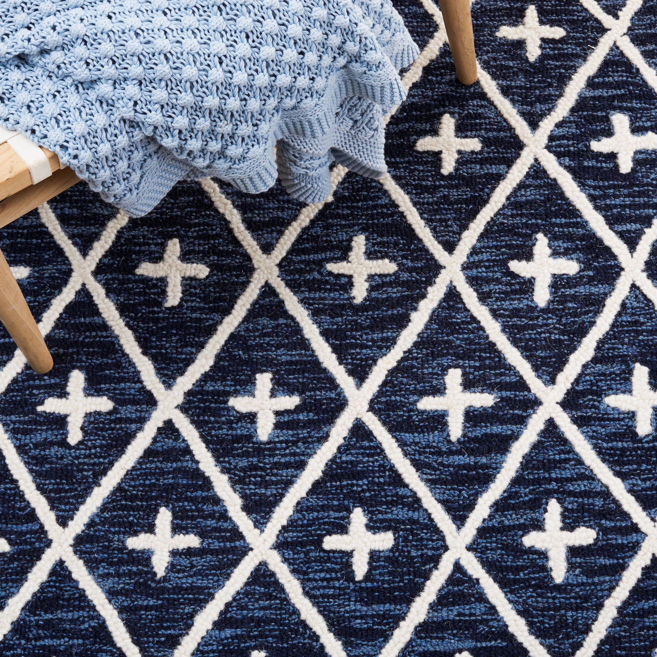 SAFAVIEH Metro Fletcher Medallion Area Rug, Navy/Ivory, 5' x 8'