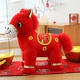thumbnail image 4 of Encanto cultural: La mascota del Año del Caballo 2026 está diseñada en un estilo tradicional chino, con sillas de montar bordadas y crines de hilo dorado, que encarnan el estilo de las pinturas de cab, 4 of 6