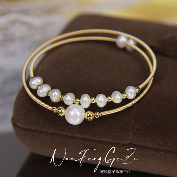 Freshwater pearls and pearl necklaces