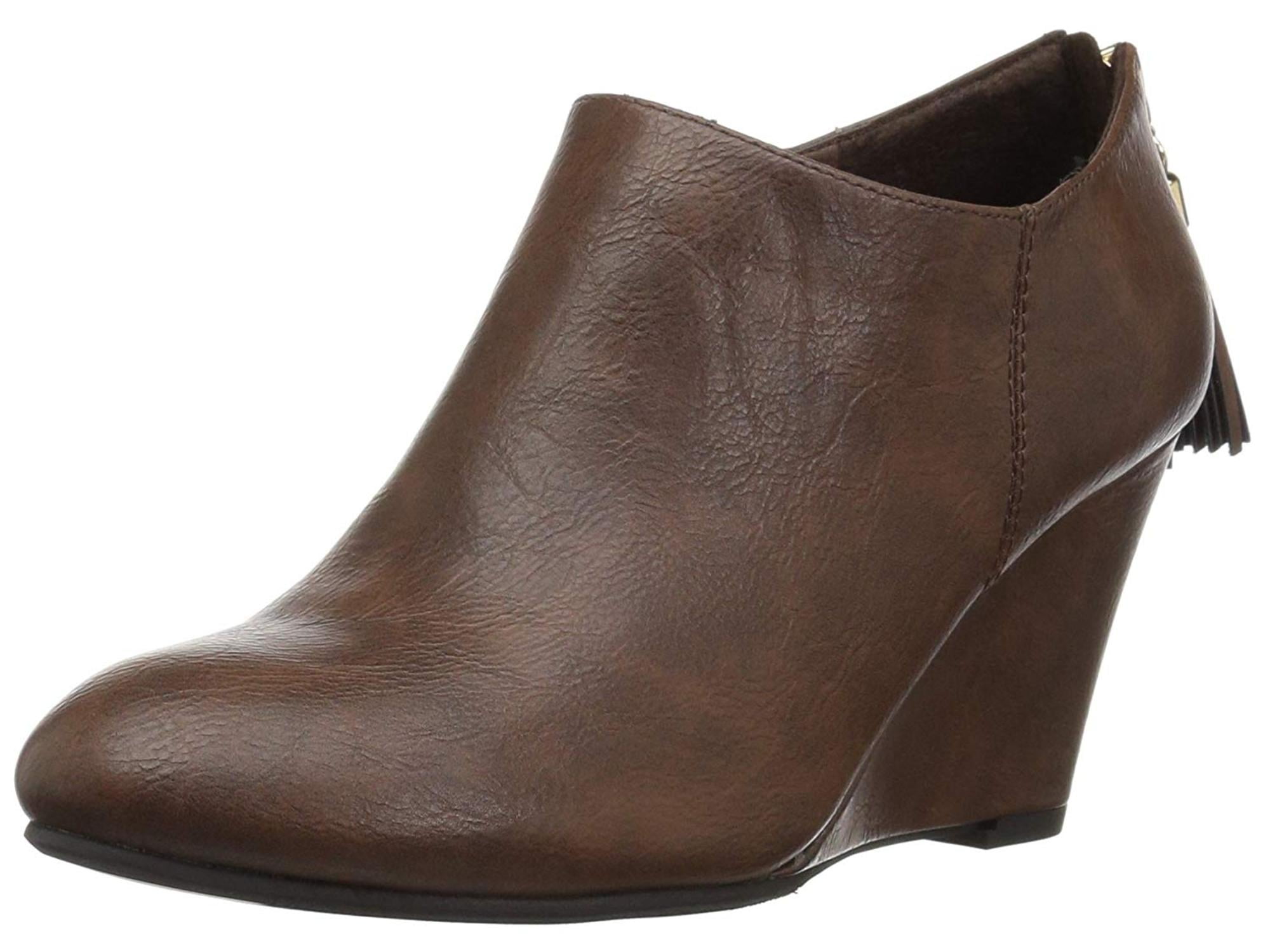 round toe wedge pumps