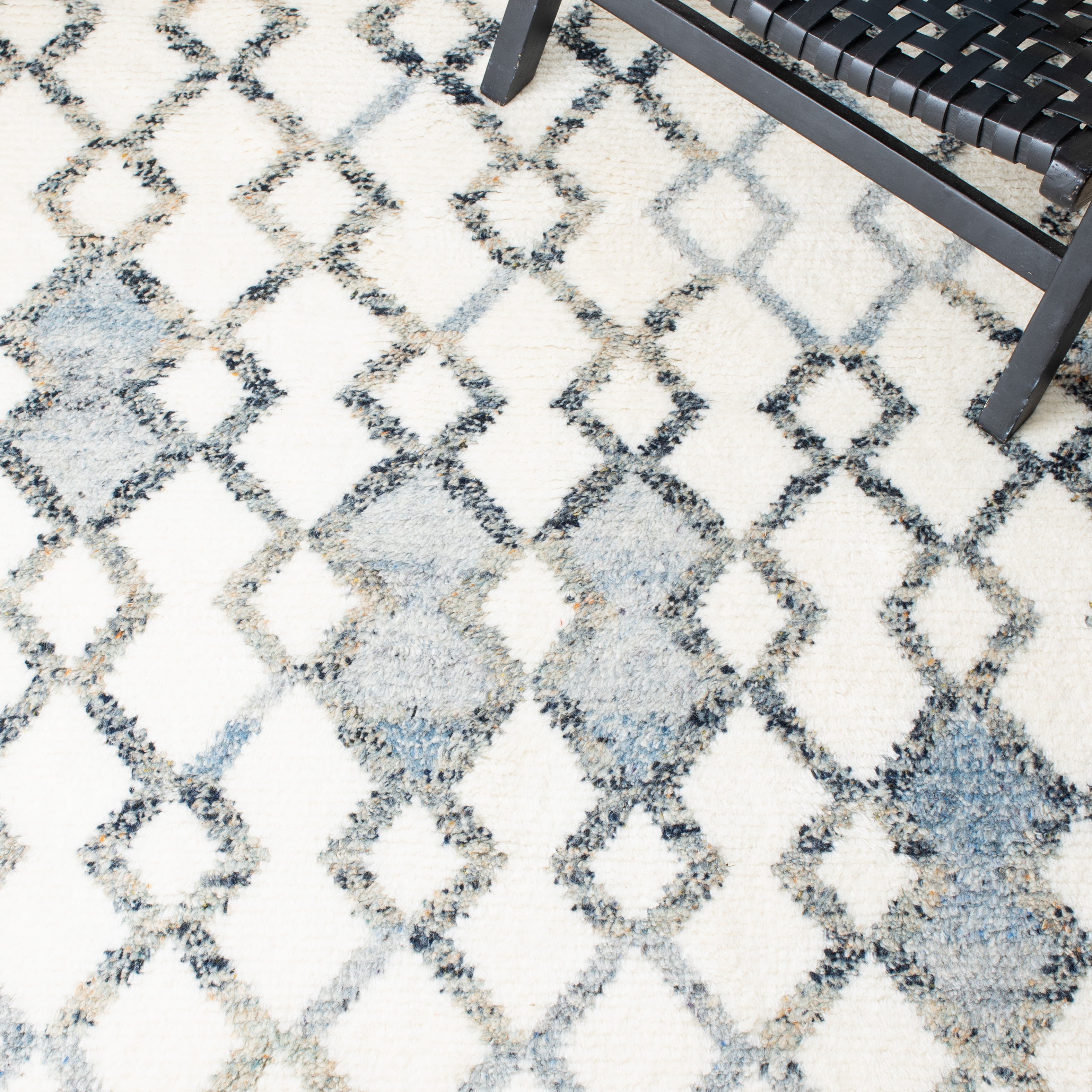 SAFAVIEH Casablanca Bronagh Geometric Area Rug, Ivory/Grey, 4' x 6'