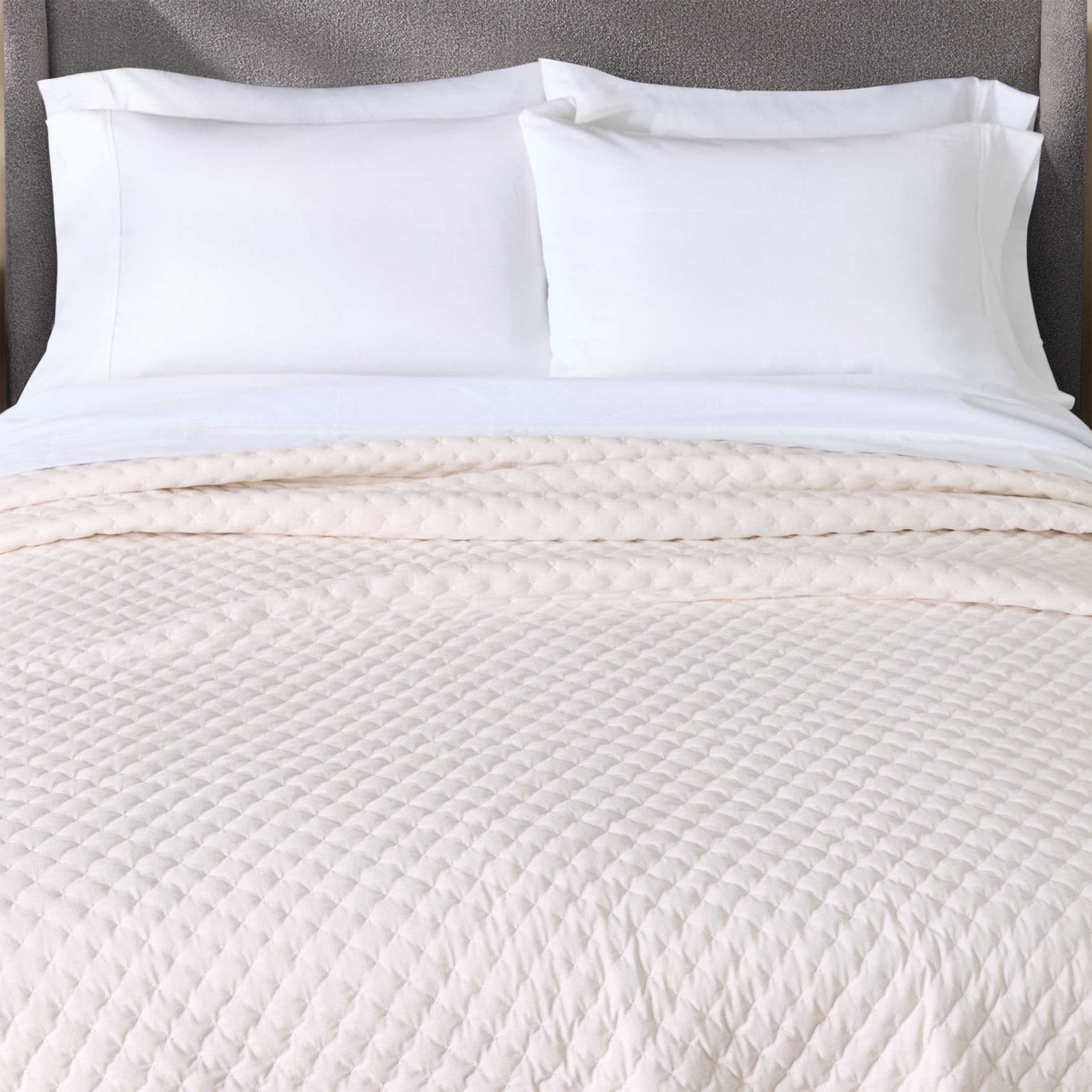 Better Homes & Gardens Vanilla Dream Tufted Matte Velvet Quilt, Full/Queen