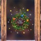 thumbnail image 1 of Pegatinas para ventana con corona navideña, 2 hojas, guirnalda navideña verde con frutas, copos de nieve, adhesivos para ventanas, pegatinas navideñas para puerta y nevera para decoración del hog, 1 of 5