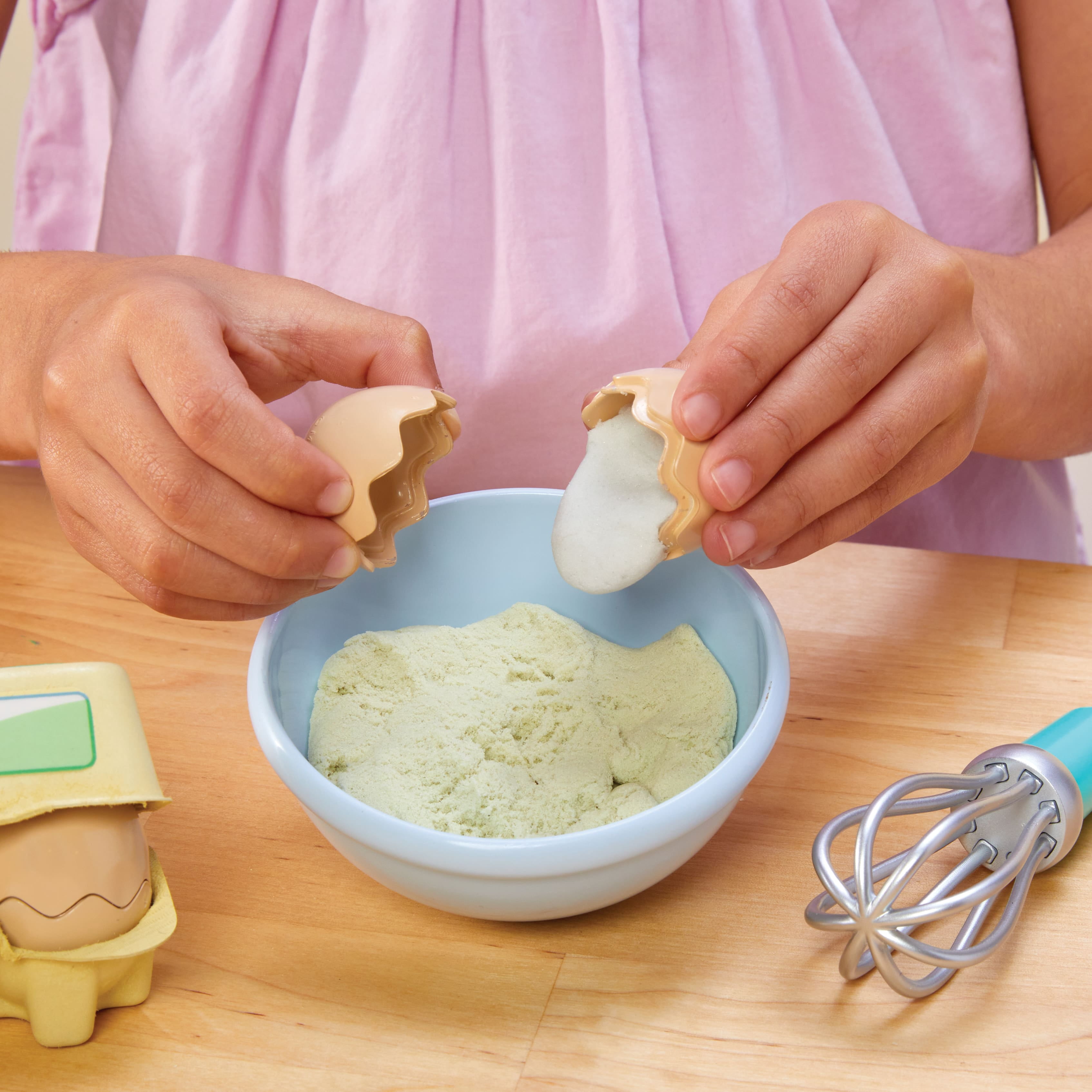 Little Tikes Creative Chefs Bluey Pavlova Kit, with Make-It Mix Play Sand, Ages 3+
