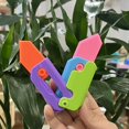 thumbnail image 1 of Cuchillo de rábano de gravedad 3D, juguete de descompresión de celebridades en línea, cuchillo de salto directo, cuchillo de plástico, versión Q, cuchillo súper lindo, naipes edc, 1 of 4