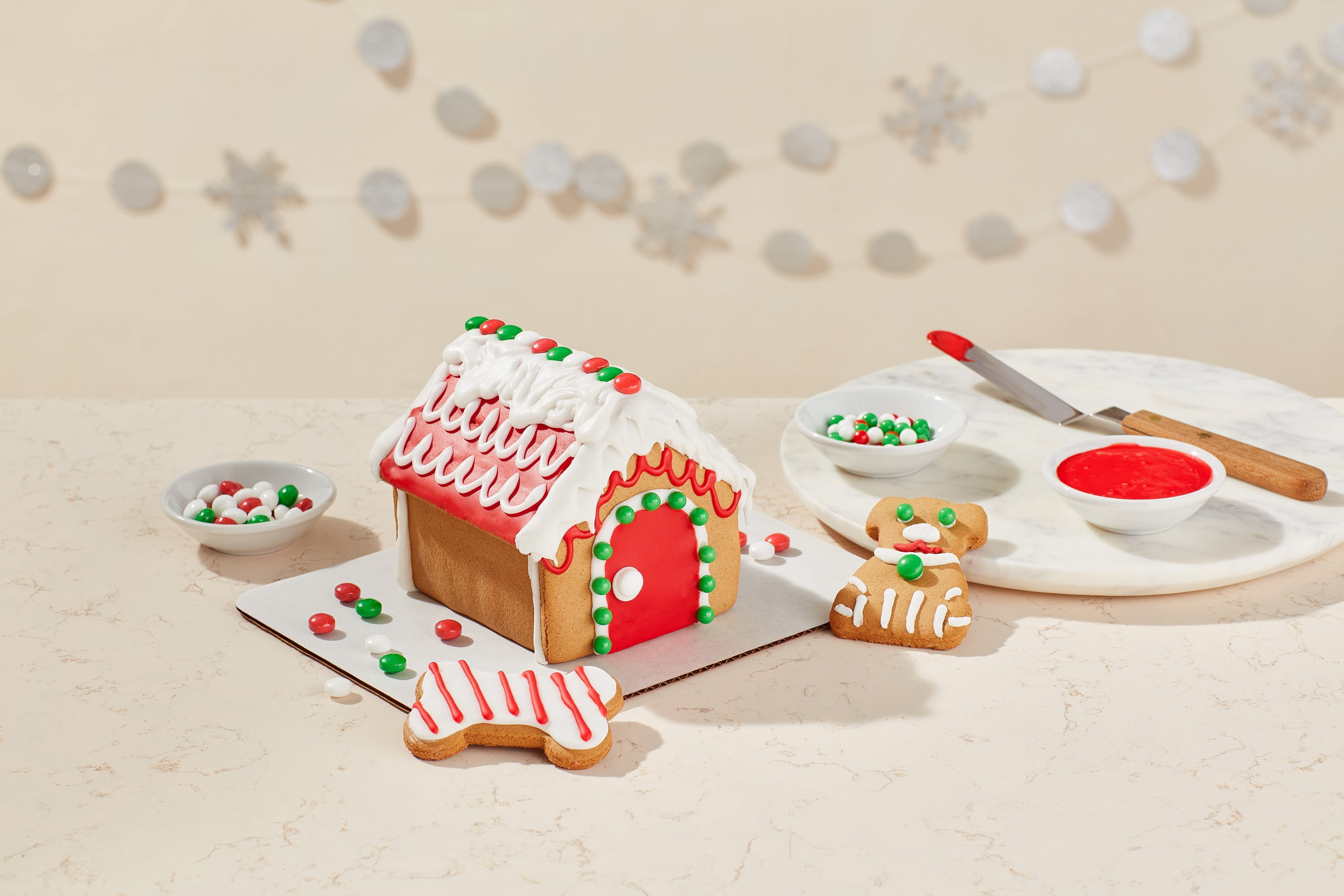 (2 pack) Wilton Christmas Gingerbread Doghouse Kit with Icing and Edible Decorations, 15.8 oz, Wheat