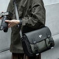 thumbnail image 1 of Bolsa para Cámara DSLR | Bolsa de Hombro para Hombre Estilo Cartero | Gran Capacidad de Tela | Almacenamiento para Cámara y Accesorios | Correa Ajustable | Compatible con Lentes DSLR | 30x21x11.5cm, 1 of 6