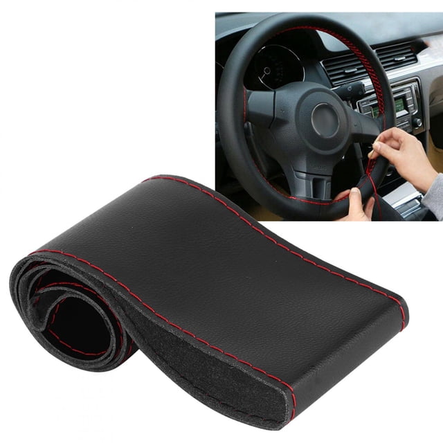 protección del volante, volante de cuero de microfibra, funda para volante diy, funda para volante, acabado de lujo. Funda enrollada en cuero de microfibra negro con costura roja visible y borde interior de felpa; acolchado y grosor evidentes; inserto muestra instalación 3/4 en volante universal aprox. 38 cm (15 in) cosida con hilo y aguja, adecuada para mejorar agarre y decorar el interior del auto.