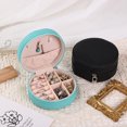 thumbnail image 4 of Caja de almacenamiento de joyas de cuero de una sola capa de alta calidad redonda con caja de joyería portátil a cuadros para aretes, anillos y pulseras, 4 of 6