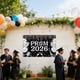 thumbnail image 5 of Cartel de graduación de poliéster negro con purpurina dorada, fácil de montar, para fondo fotográfico de fiestas de graduación y decoración de aniversarios, 5 of 6
