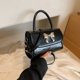 thumbnail image 2 of Bolso de mano con lazo, nuevo estilo primavera 2025, bolso bandolera con bandolera que combina con todo, elegante y pequeño bolso cuadrado., 2 of 4