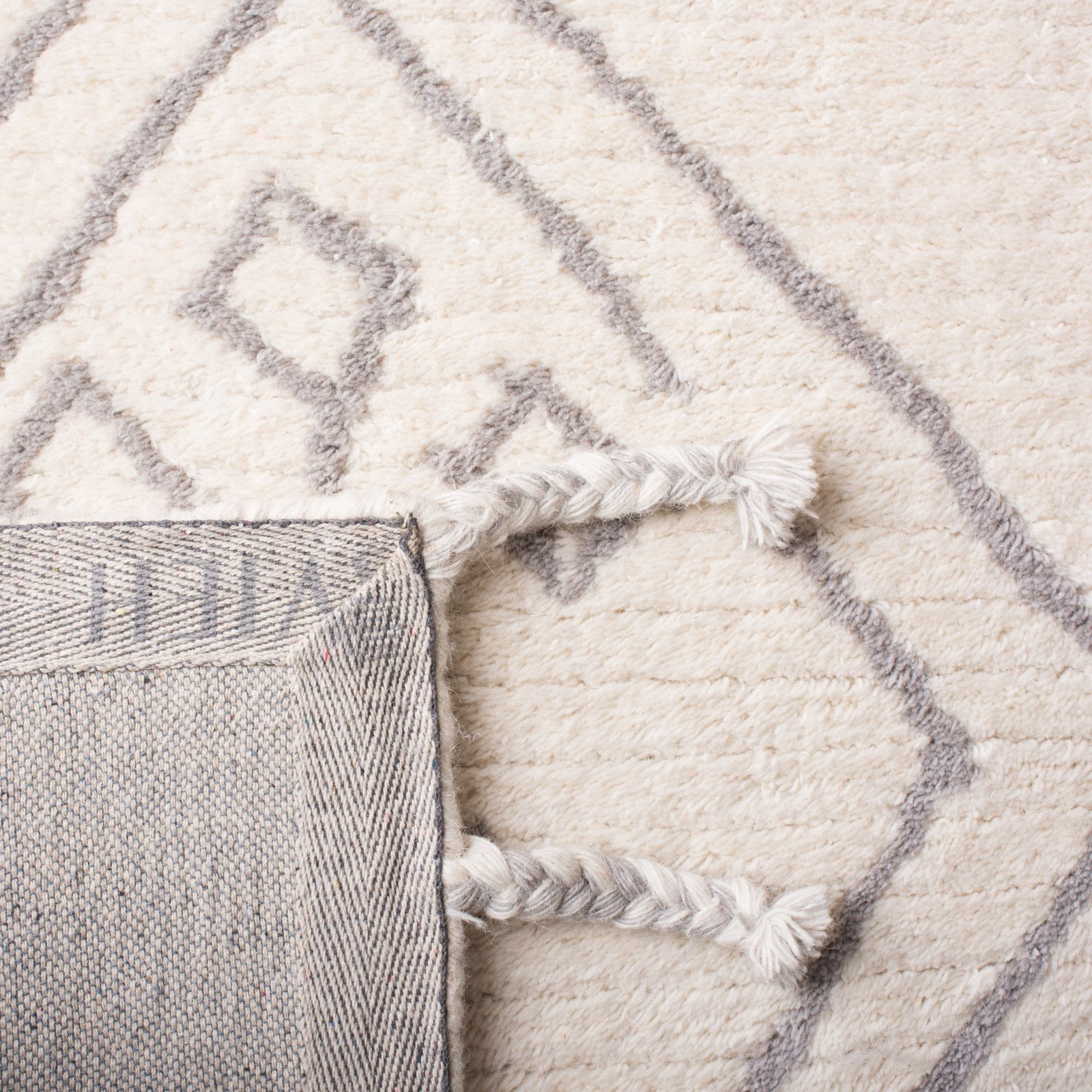 SAFAVIEH Casablanca Otis Abstract Moroccan Wool Shag Area Rug, Ivory/Silver, 4' x 6'