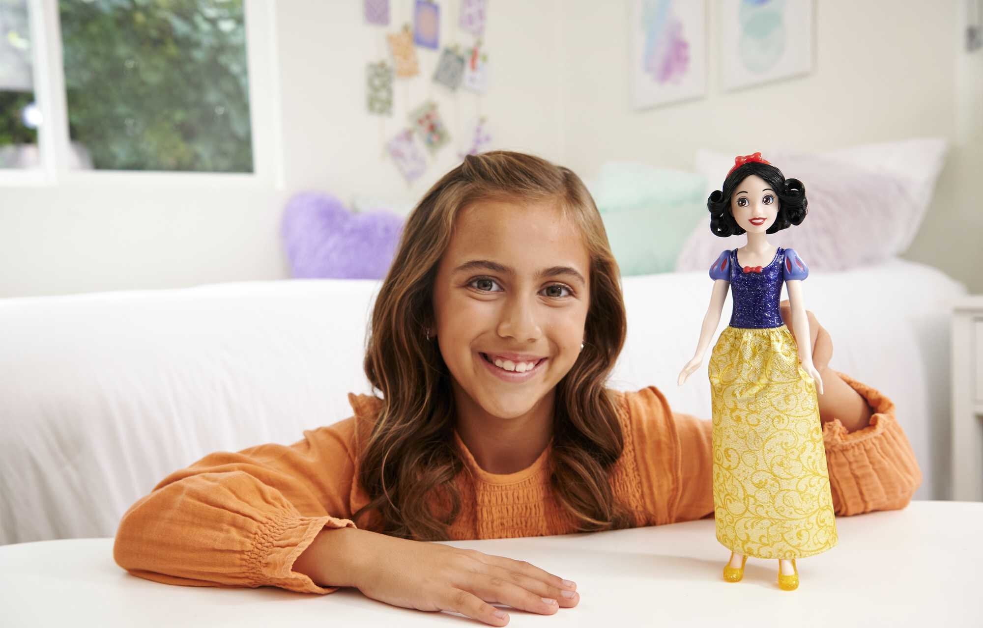 Disney Princess Posable Snow White Doll with Sparkling Outfit, Hair Accessory & Removable Shoes  (图2)