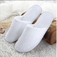 thumbnail image 4 of Pantuflas, pantuflas desechables para invitados a granel de 6 pares, pantuflas blancas premium antideslizantes con punta cerrada a granel con bolsas de viaje, 4 of 4