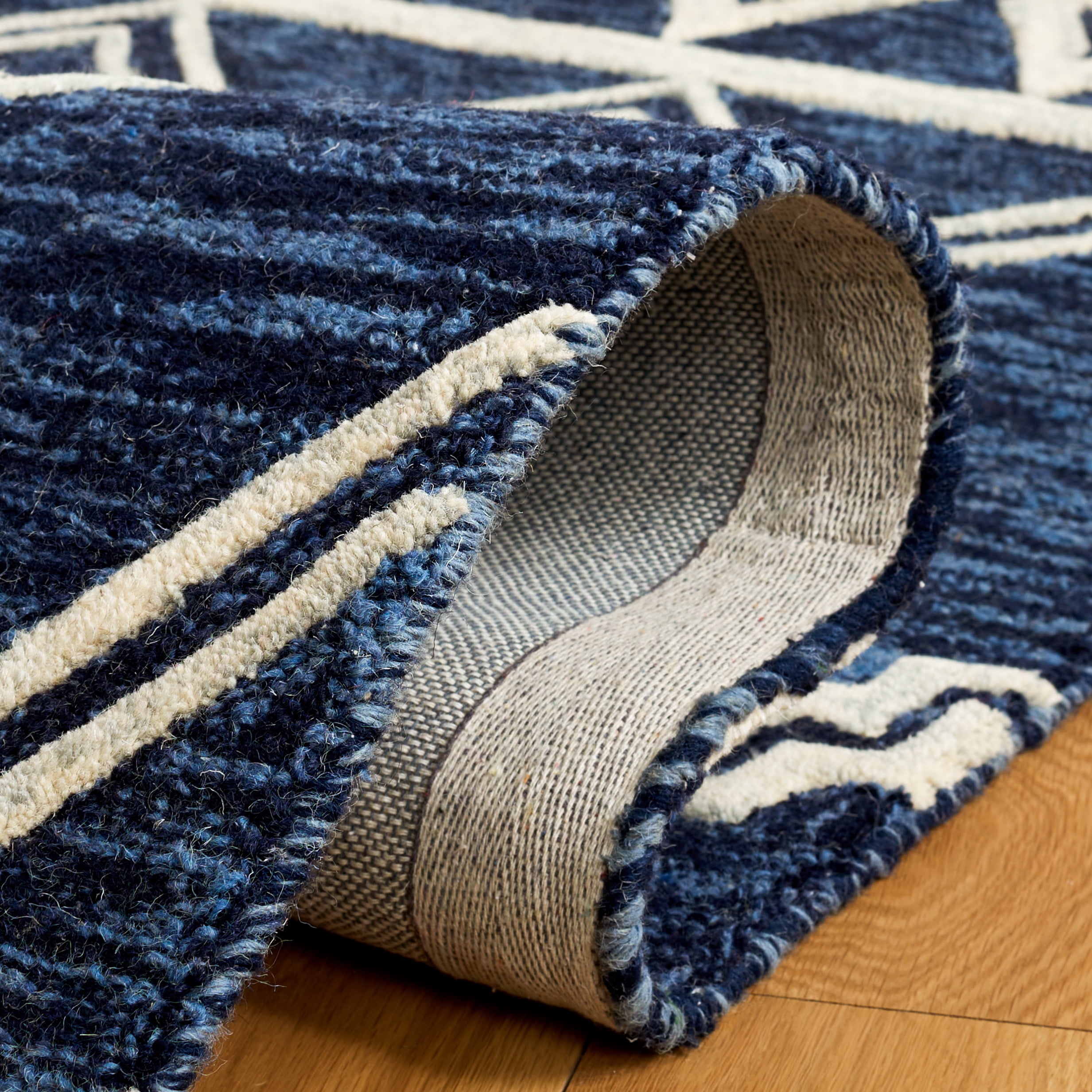 SAFAVIEH Abstract Torrey Geometric Wool Area Rug, Navy/Ivory, 6' x 6' Round