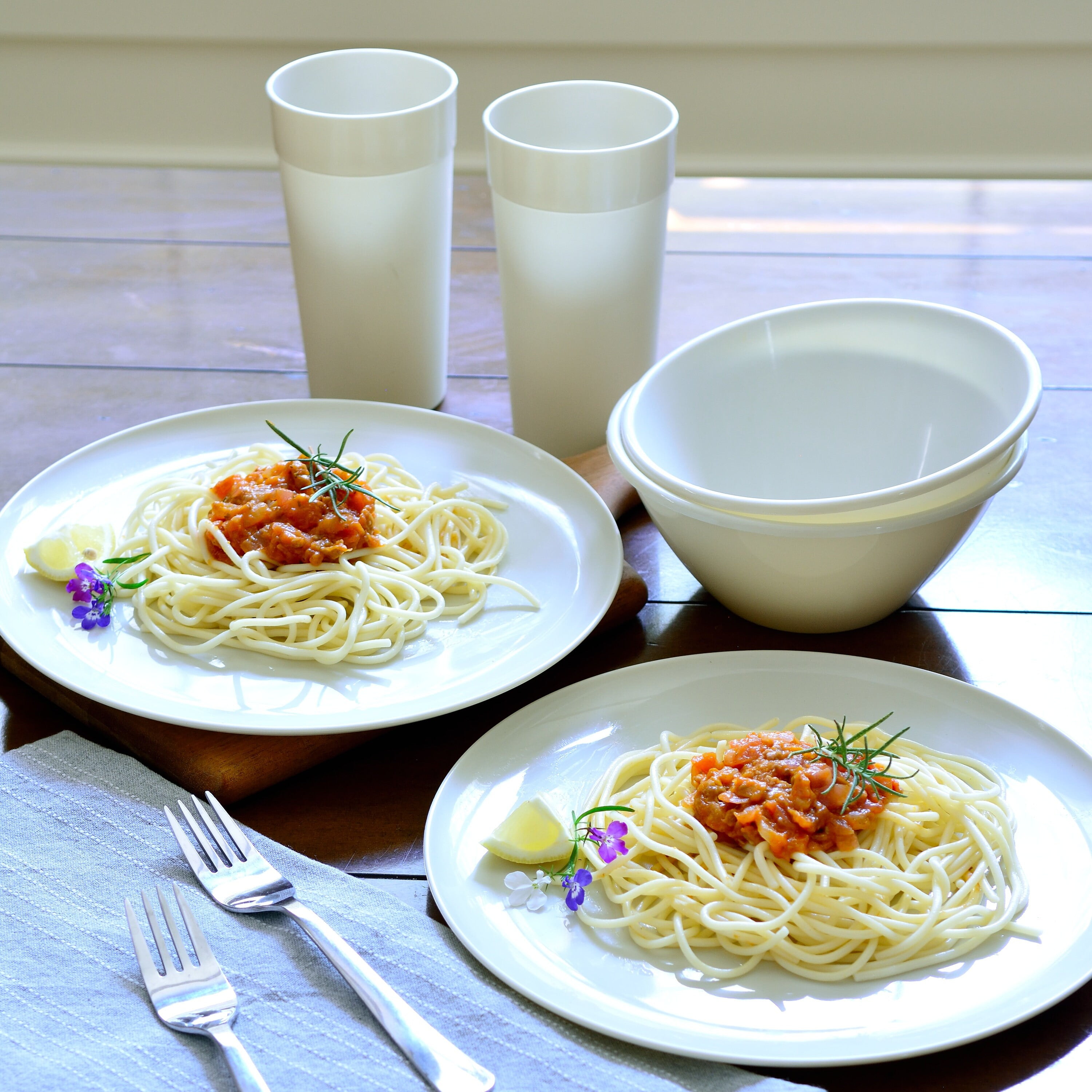 18 Piece Plastic Kitchen Dinnerware Set, Plates, Dishes, Bowls, Cups, Service for 6 - Cream YE393.013