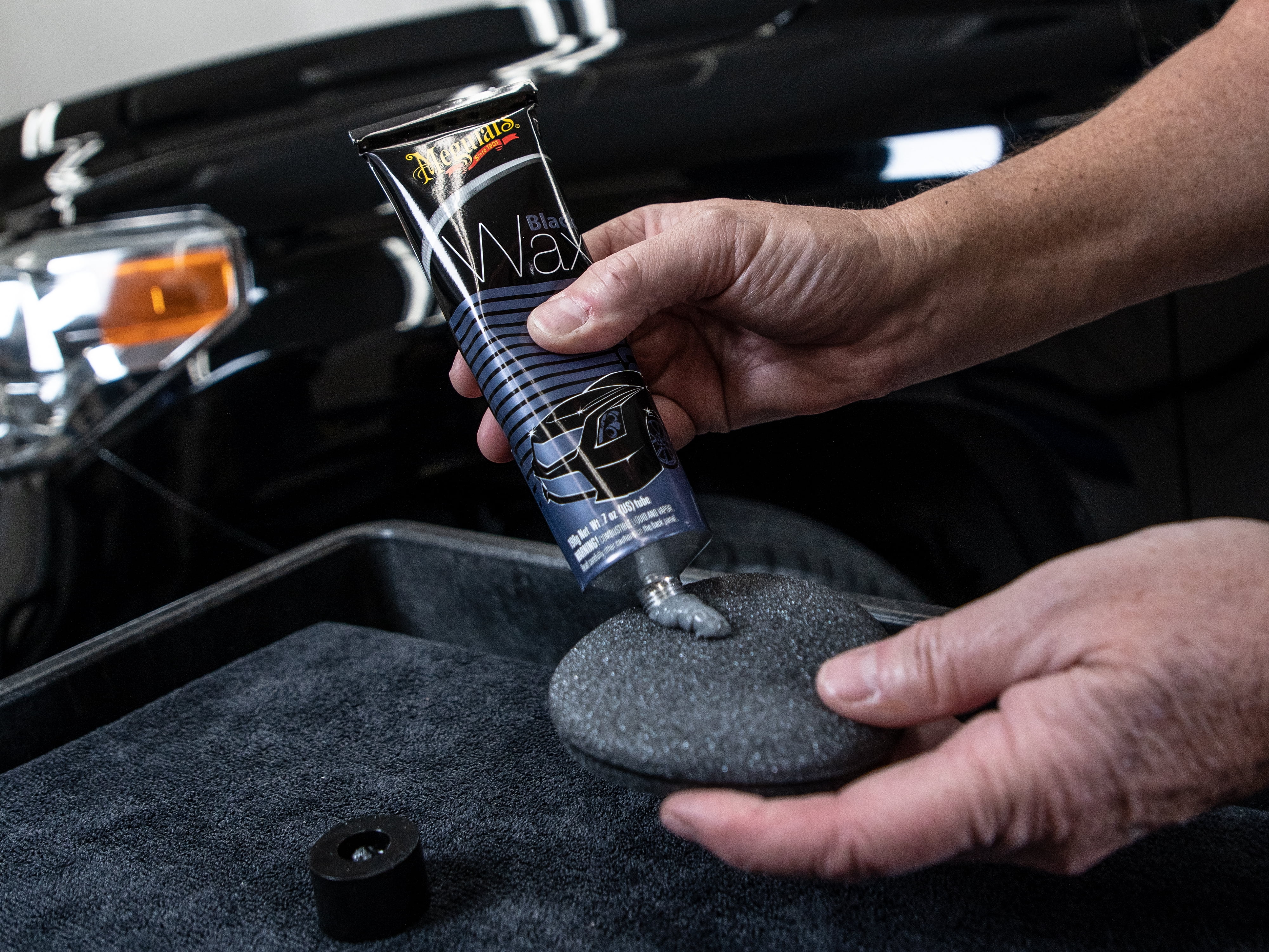 Meguiar's Black Wax - Black Car Wax Creates Deep Reflections and Gloss, G6207, 7 Oz