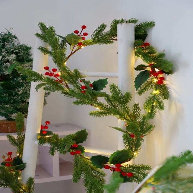 Agujas de pino artificiales con guirnaldas de Navidad, piñas, bayas rojas, luces LED de tira | Ratán decorativo 78in/118in | Plástico verde, realista, decoración navideña interior, bajo