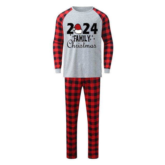 TIMIFIS Family Christmas Pajamas pour Hommes avec un Haut Gris à Col Rond avec Texte Christmas' « 2024 Family » et Graphique de Chapeau du Père Noël, Assorti à un Pantalon long à Carreaux Rouges et Noirs. Fabriqué en polyester Doux, Cet Ensemble de Détente Est Idéal pour les Rassemblements des Fêtes, les photos de Famille Ou les Soirées Douillettes à la Maison. Offert en Plusieurs Tailles pour des Tenues Assorties pour la Famille.