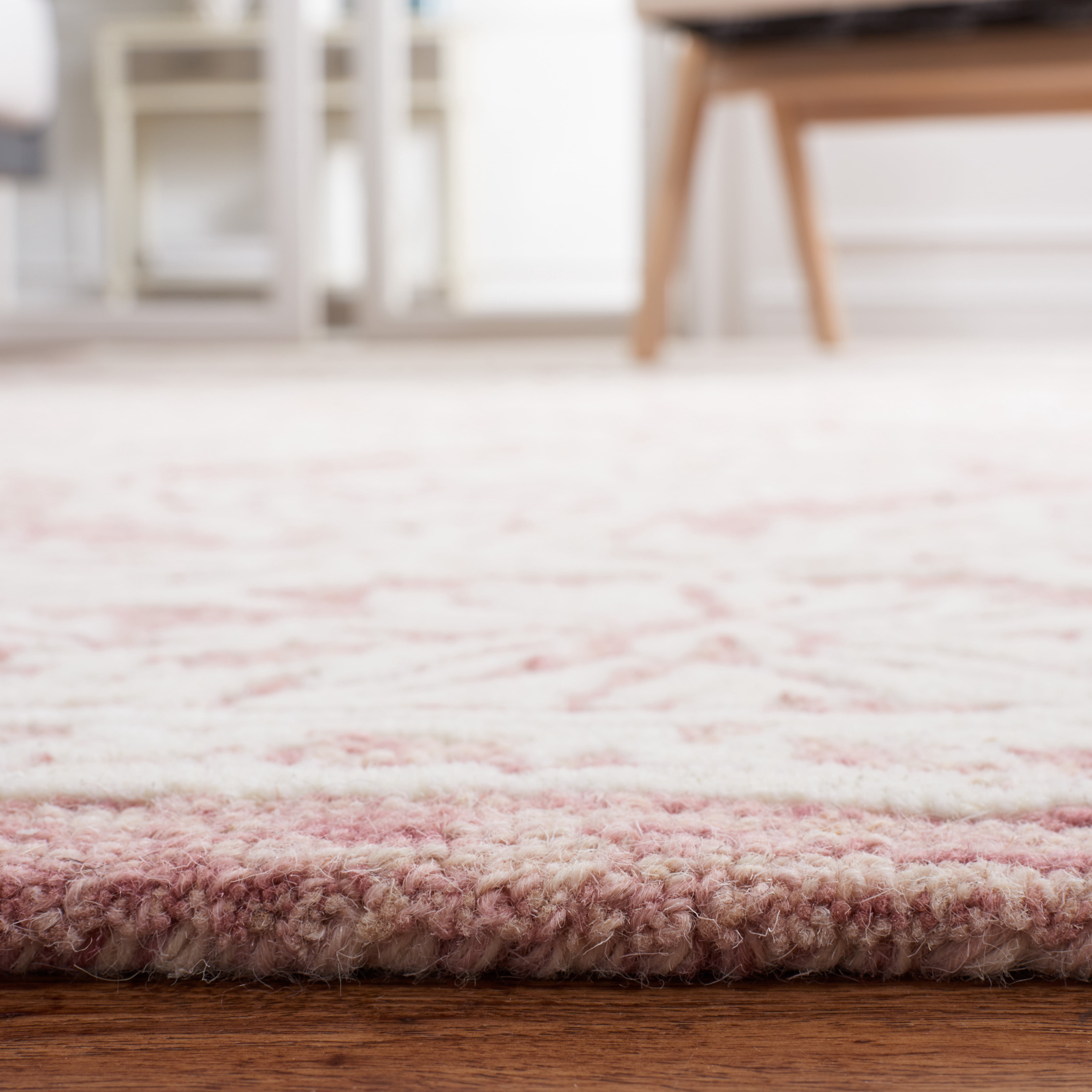SAFAVIEH Metro Wayland Medallion Area Rug, Pink/Ivory, 6' x 6' Round