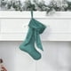 thumbnail image 4 of Adorno navideño colgante para árbol con forma de calcetines de terciopelo anudados, con detalle de cuerda, Rkxzt, 4 of 9