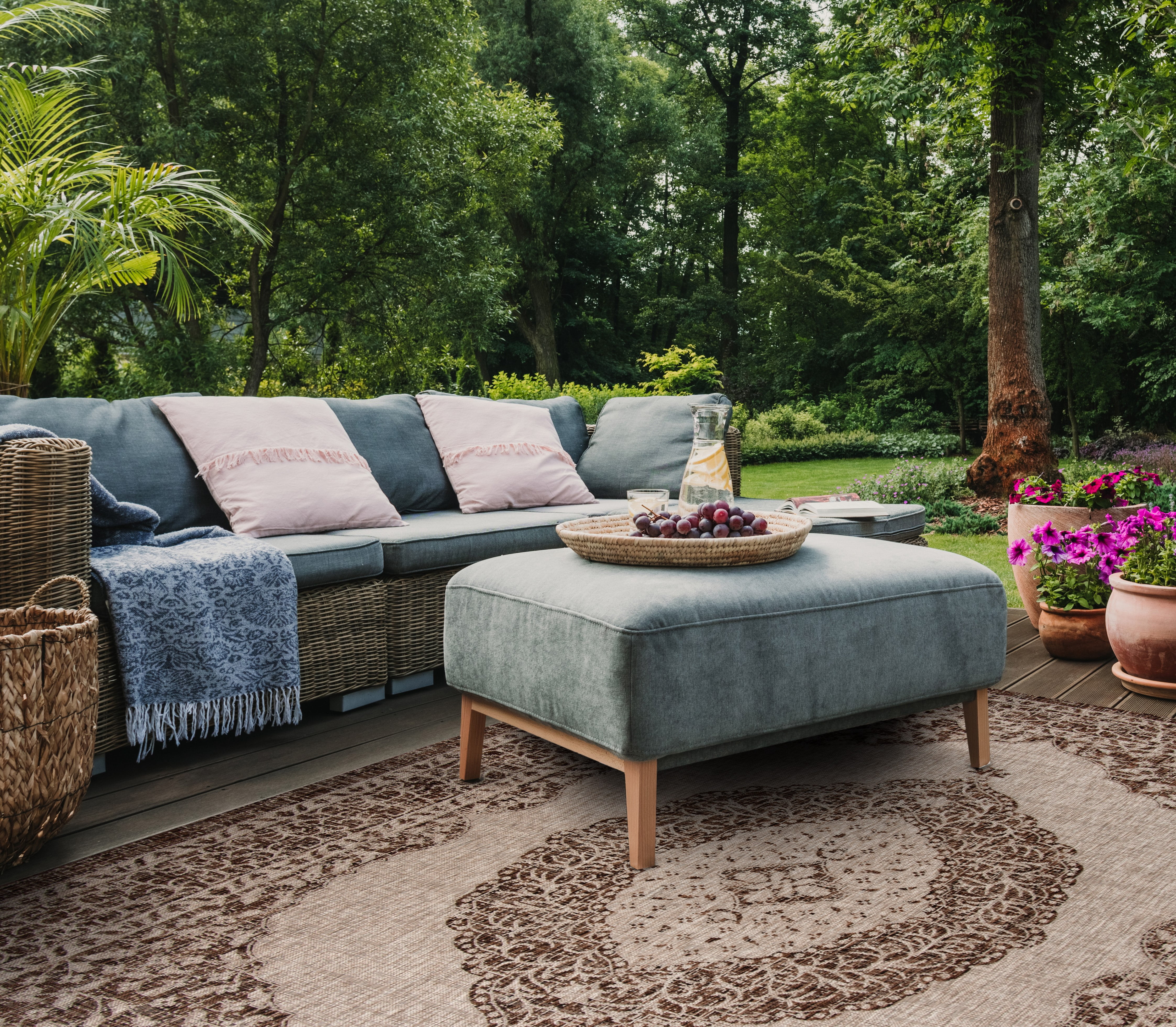 SAFAVIEH Courtyard Avi Traditional Indoor/Outdoor Area Rug, 8' x 11', Light Beige/Light Brown