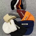 thumbnail image 4 of Sombrero de punto con etiqueta pequeña coreana para hombre y mujer, gorro frío informal que combina con todo, lana con letras, otoño e invierno, 2021, 4 of 4