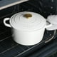 thumbnail image 3 of Olla holandesa redonda Crock Pot Artisan de 7 cuartos de galón - Blanco lino mate con perilla dorada, 3 of 5