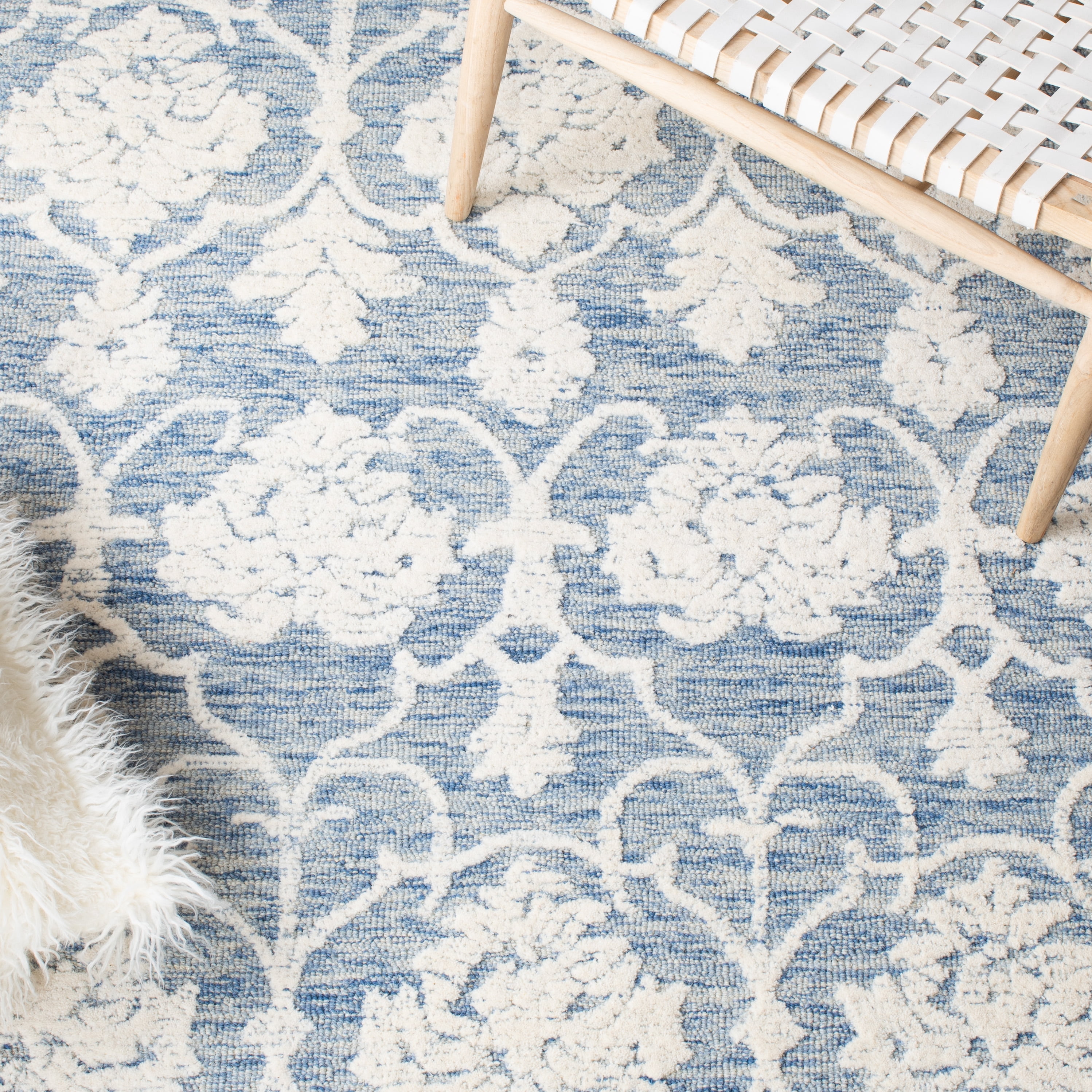 SAFAVIEH Metro Sutton Medallion Area Rug, Blue/Ivory, 6' x 6' Round