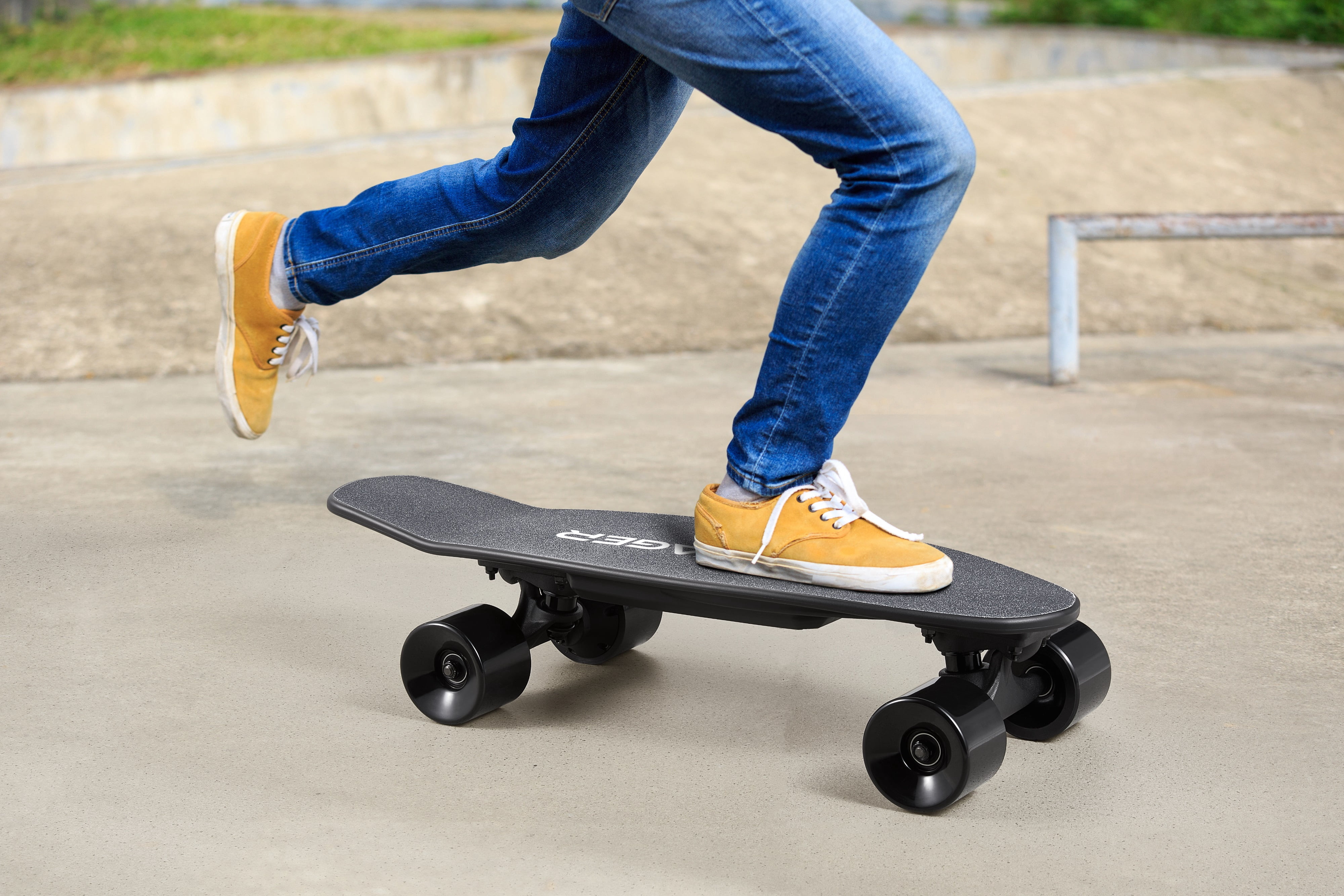 Voyager Tailspin Electric Skateboard for Beginners, Kids and Teenagers .Black,2816 oz