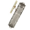 thumbnail image 1 of Caja de Mezuzah Fernando con decoración de pergamino de Metal para puerta interior y exterior 13,2 cm x 3,15 cm, 1 of 8