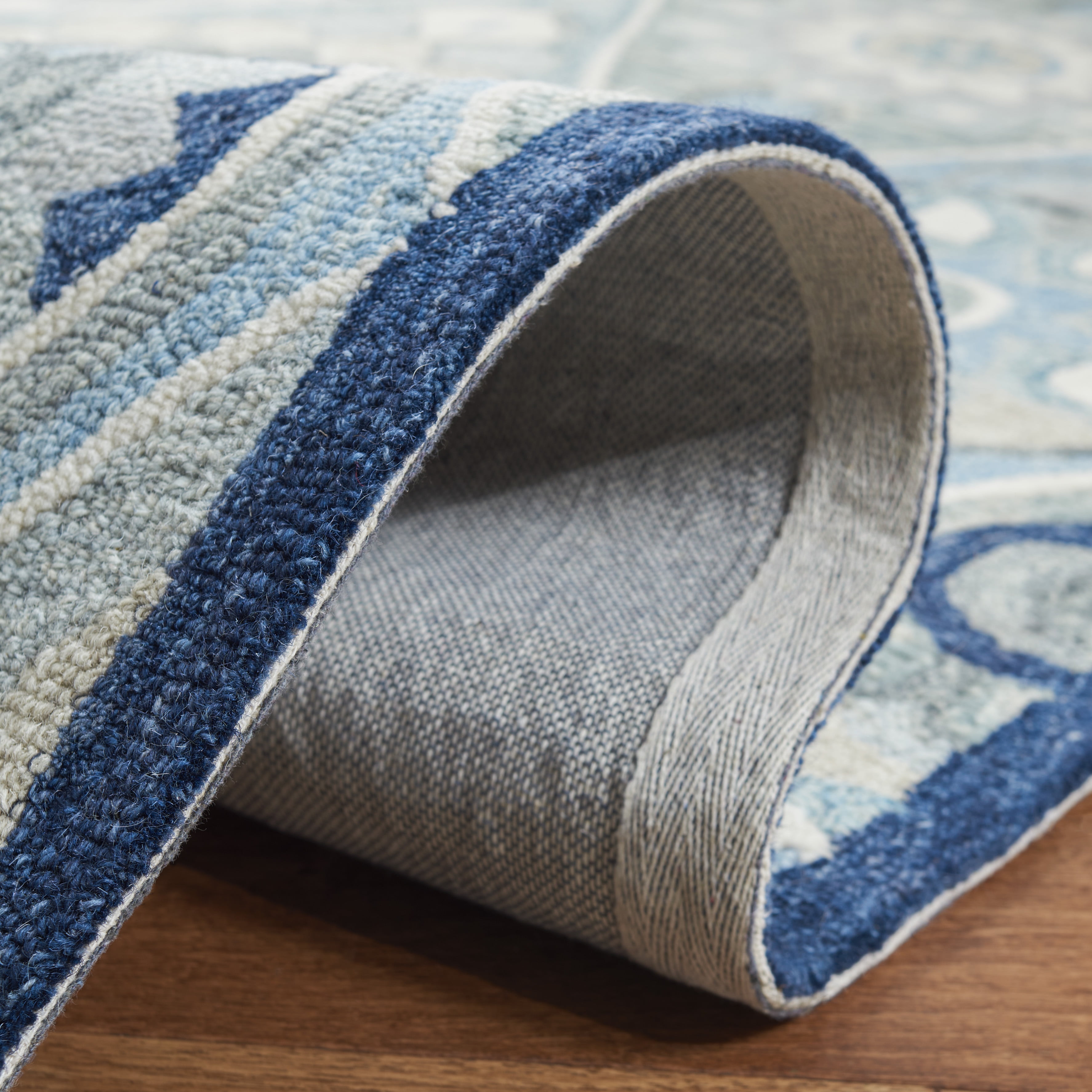 SAFAVIEH Suzani Mckenzie Abstract Area Rug, Blue/Ivory, 6' x 6' Round