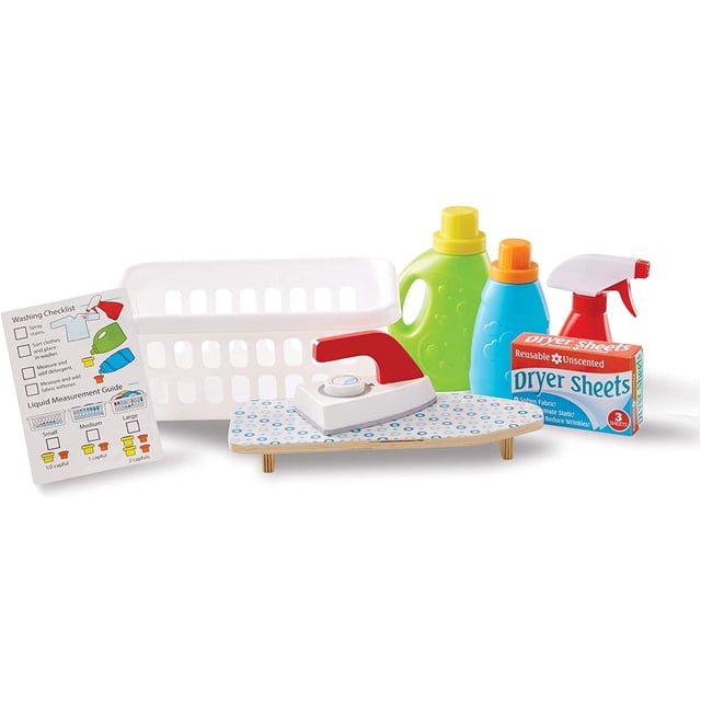 juego de cesta de lavandería melissa & doug con accesorios hecho de madera infantil multicolor melissa & doug md92945 — vista frontal de un set infantil con cesta blanca para ropa, tabla de planchar de madera con patas y plancha de juguete con mango rojo; tres botellas de plástico multicolor con tapas extraíbles, atomizador rojo, caja de toallitas secadoras y tarjeta de actividades reutilizable, ideal para juego imaginativo y desarrollo de destrezas motoras finas.
