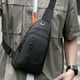 thumbnail image 3 of Mochila bandolera compacta con bandolera y bolso de díanegro, 3 of 5