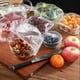 thumbnail image 3 of 100 bolsas de conservación de alimentos frescos bolsas de plástico para el almacenamiento de alimentos bolsas de plástico para la conservación de frutas y tapas universales de plástico, 3 of 5