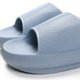 thumbnail image 1 of Zapatillas de almohada con suela gruesa zapatillas de casa antideslizantes para interiores para mujeres y hombres, 1 of 6