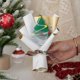 thumbnail image 4 of Ramo de rosas y bayas de Papá Noel hecho a mano con crochet, regalo para amigas y mujeres, perfecto para decoración navideña, decoración del hogar y fiestas, 4 of 5