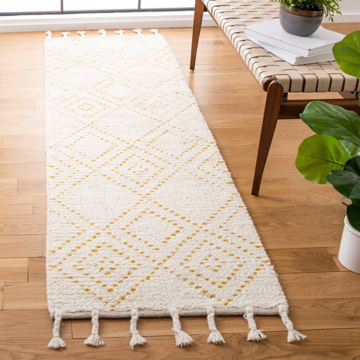 SAFAVIEH Casablanca Idella Diamond Area Rug, Ivory/Gold, 4' x 6'