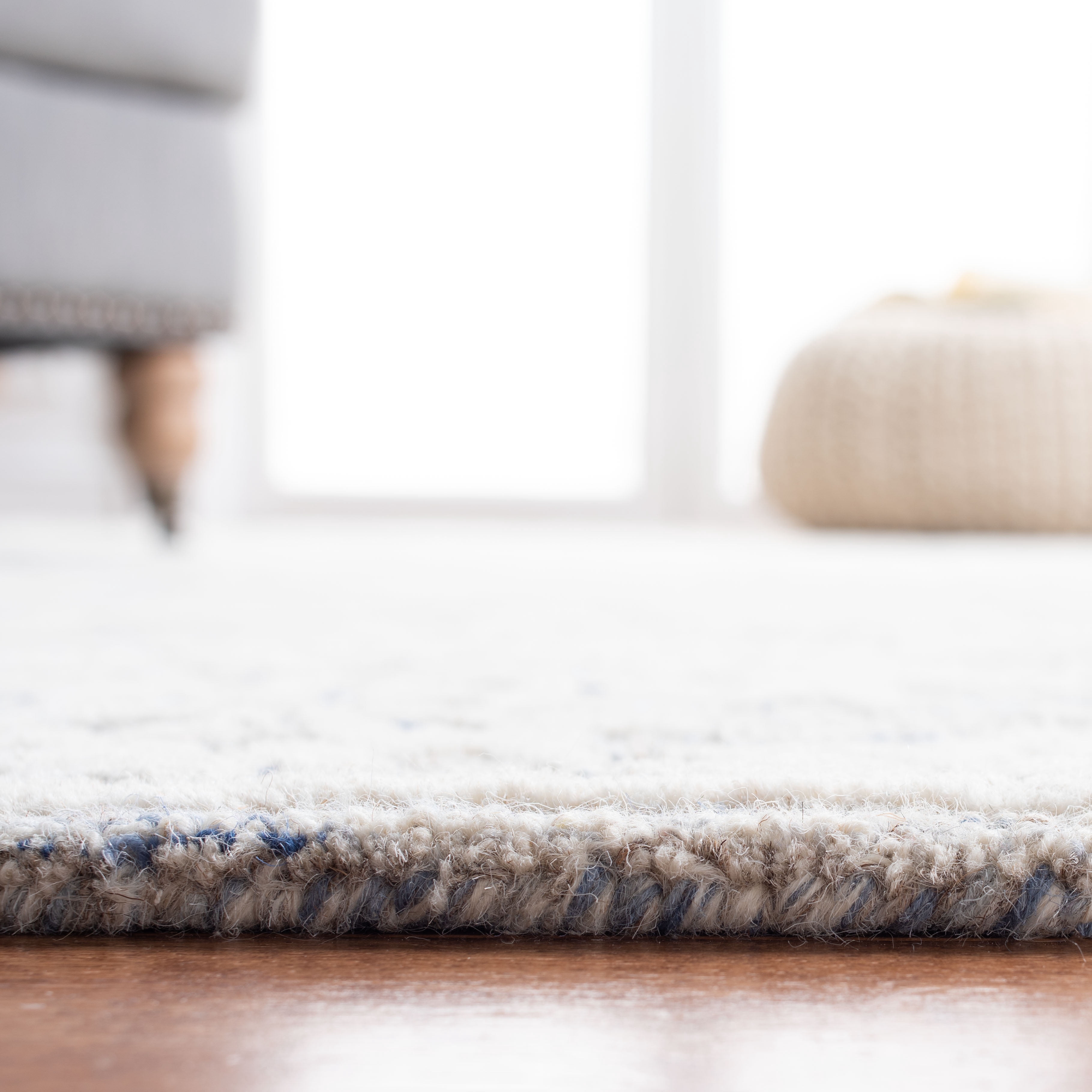 SAFAVIEH Glamour Cionadogh Floral Wool Area Rug, Blue/Ivory, 9' x 12'