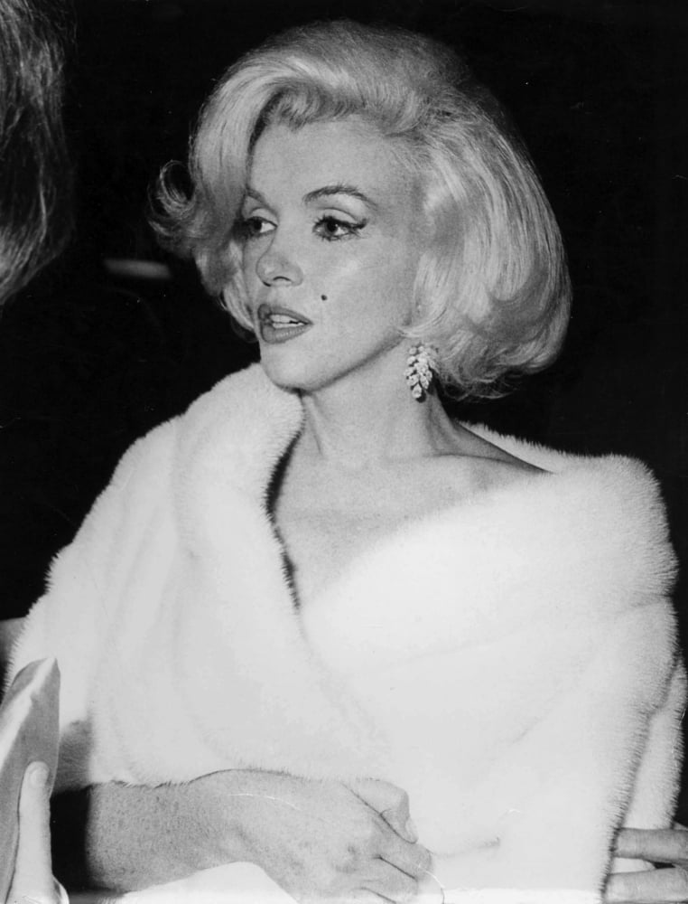 Marilyn Monroe wearing a fur stole Photo Print (24 x 30) - Walmart.com