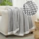 thumbnail image 2 of Manta Amélie Home con forma de gofre de chenilla reversible, 130 x 150 cm, 2 of 9