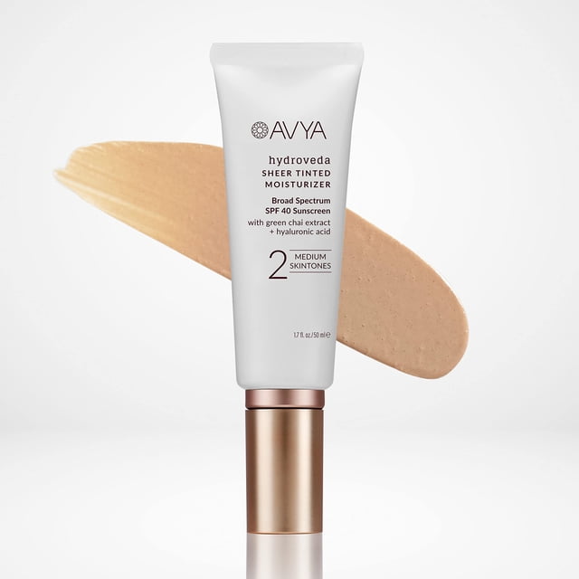 AVYA SPF 40 Sheer Tinted Moisturizer con ácido hialurónico y chai verde - Tratamiento ayurvédico avanzado para el cuidado de la piel para una piel equilibrada y más brillante/tonos de piel medios tono