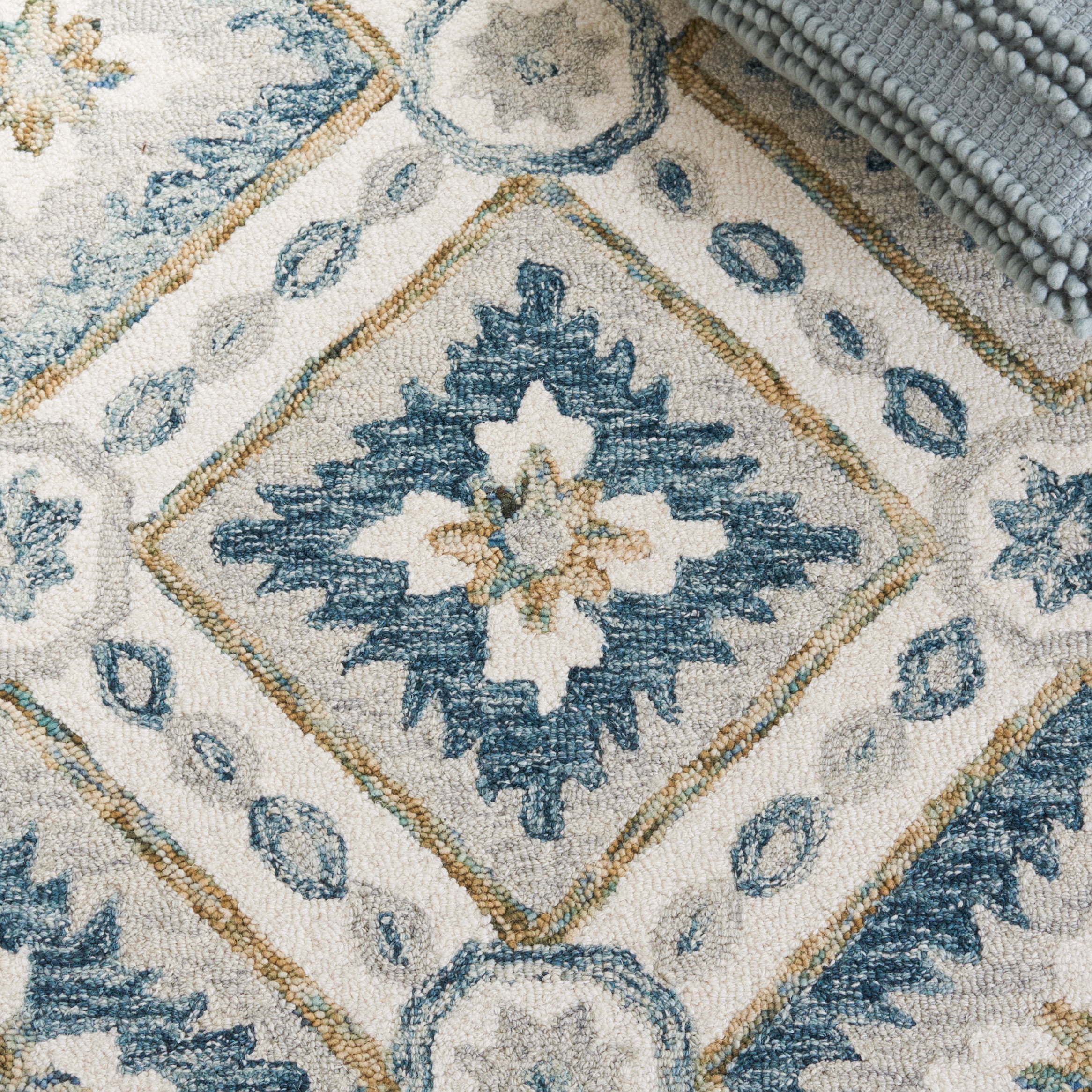 SAFAVIEH Martha Stewart Tufted Diamond Area Rug, Blue/Ivory, 5' x 8'