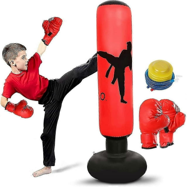 punching bag for kids. inflatable boxing bag . kids boxing practice set . instant rebound guanguan Inflable rojo para niños, vista frontal del saco cilíndrico con silueta negra y base negra rellenable; incluye guantes rojos infantiles y bomba de pie amarilla con manguera. Niño ejecutando una patada lateral a la izquierda; fondo blanco. Según especificaciones, apto para edades 5-12; a menudo se usa como juguete de ejercicio en interiores.