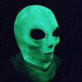thumbnail image 4 of Máscara alienígena que brilla en la oscuridad con llavero de juguete flexible alienígena verde, 4 of 5