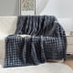 thumbnail image 1 of Manta de piel sintética de conejo de lujo Naxoaeo, cálida y acogedora, para sofá cama, elegante y suave, reversible, de visón, para sala de estar y dormitorio., 1 of 6