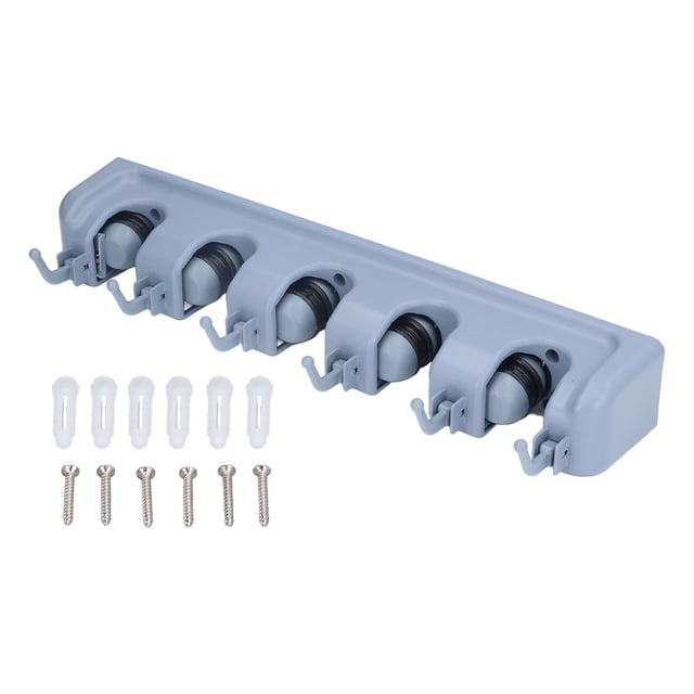 soporte para escoba y fregona, multifuncional, ahorra espacio, soporte para escoba montado en la pared para cocina, baño, jardín, garaje a unidad de 5 ranuras en plástico gris con almohadillas de gel de sílice; vista 3/4 frontal mostrando 5 clips rodantes para mangos, 5 ganchos inferiores e incluye 5 tarugos y 5 tornillos para montaje. Adecuado para organizar escobas, fregonas, herramientas de lavado de autos y accesorios deportivos.