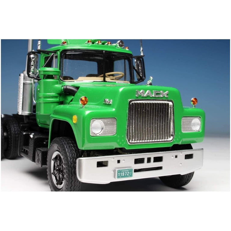 【中古】AMT AMT1039 1:25 Mack R685ST-Semi Tractor [並行輸入品] AMT Mack R685ST Semi Tractor Model Kit for Adults, 1/25 Scale