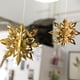 thumbnail image 3 of Adornos de copos de nieve, copo de nieve con purpurina de plástico para invierno, interior, exterior, árbol de Navidad, decoración de ventana y habitación, 3 of 5
