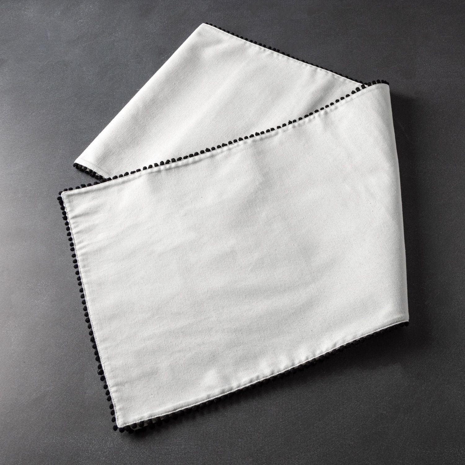 Chemin de table Thym & Table, pompon blanc